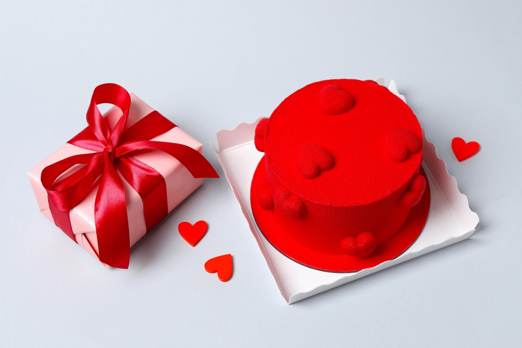 Red Velvet Cake with Premium Chocolates in Dhaka - Image 2